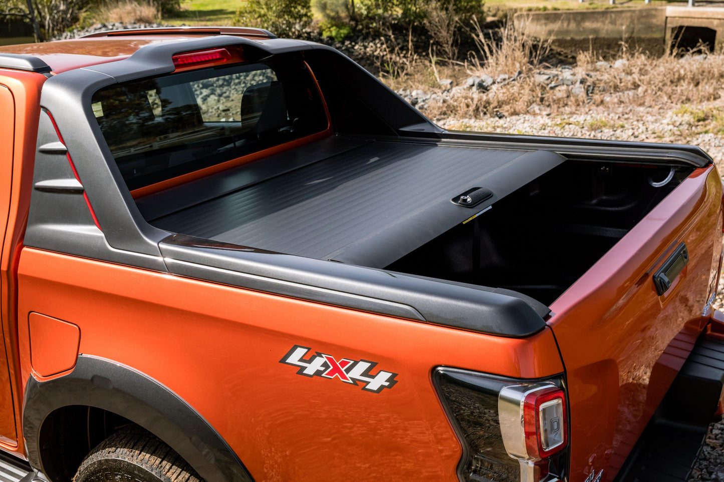 YAKIMA THROUGHBAR RACK REAR CARGO D-MAX 2021